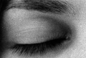 La lune est si grande et je suis toute petite
